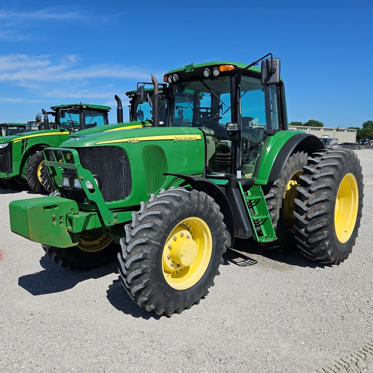 2005 JOHN DEERE 7520