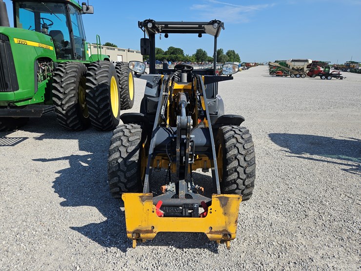 2022-deere-204l-image-2