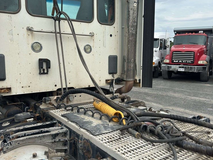 2014-peterbilt-579-image-14