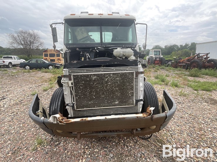 2001-freightliner-columbia-120-image-2