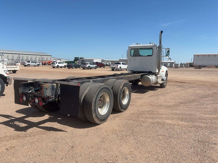 2016-peterbilt-348-image-3