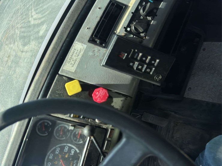 2002-freightliner-fl80-image-27