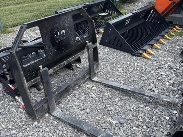 kc-skid-steer-pallet-forks-42-inch-image-1