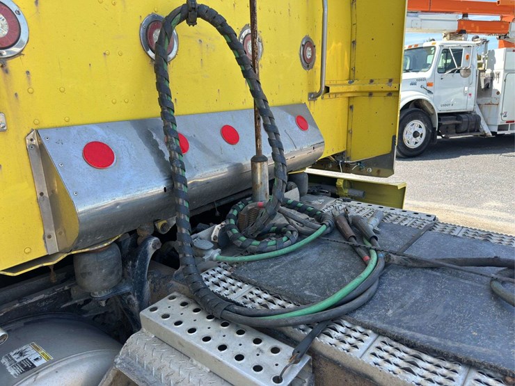 2011-peterbilt-386-image-14
