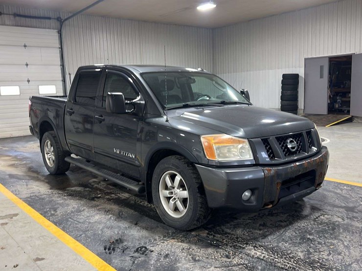 2011-nissan-titan-image-14