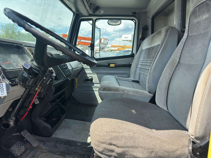 2002-freightliner-fl80-image-21
