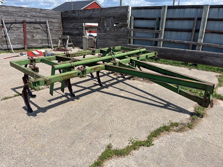 john-deere-chisel-plow-image-1