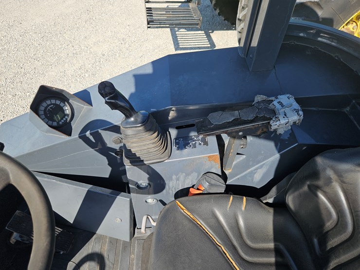 2022-deere-204l-image-11
