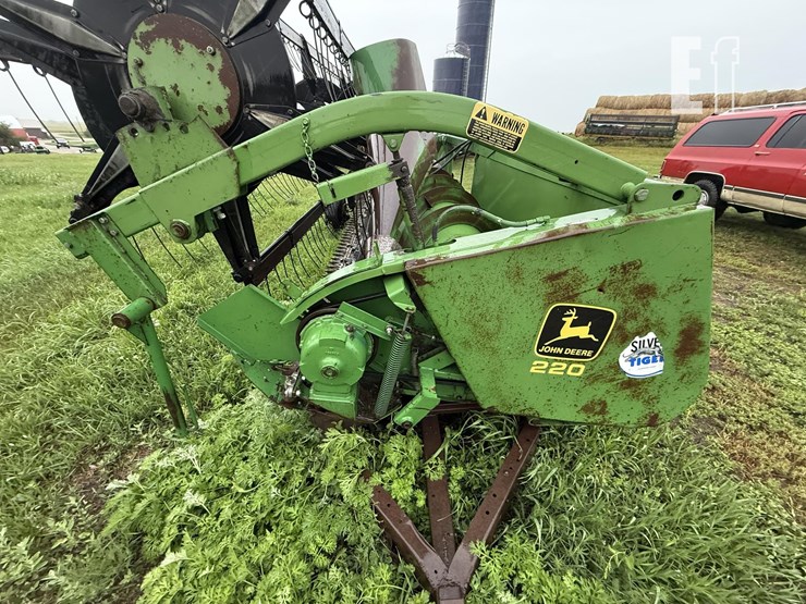 john-deere-220-image-6