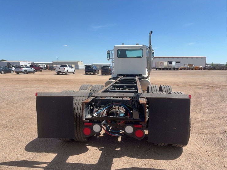 2016-peterbilt-348-image-5