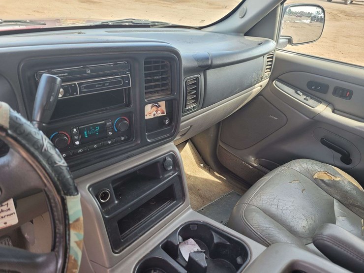 2004-chevrolet-tahoe-image-11