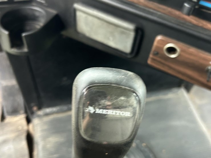 2001-freightliner-fld120-image-23