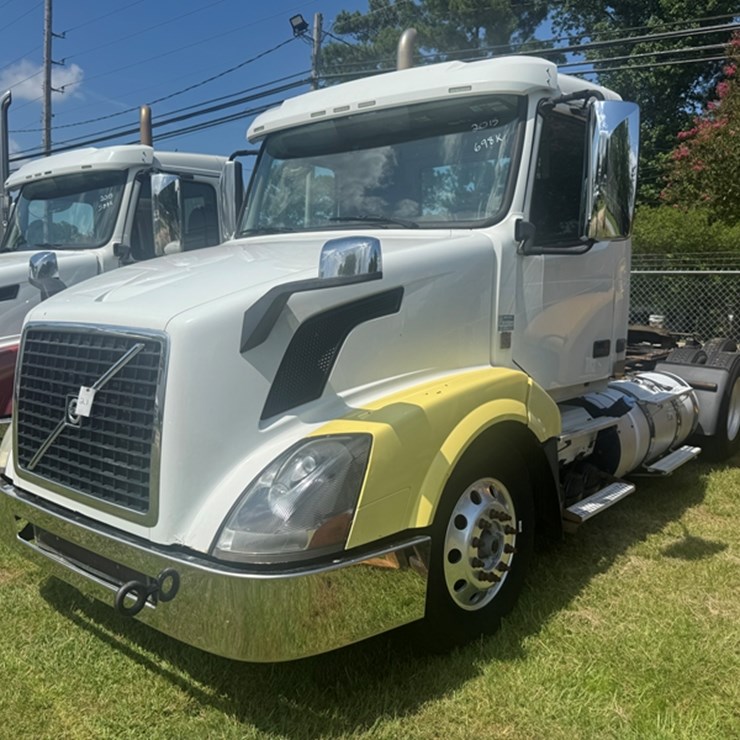 21-2015 VOLVO VNL64T - D13, 405 HP - 10-SP 698,118 MILES SHOWING - 4V4NC9EG7FN937547