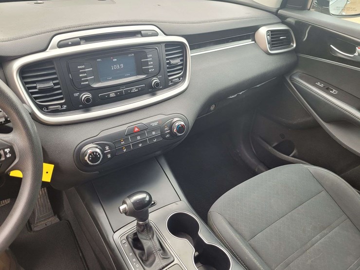 2017-kia-sorento-lx-image-11