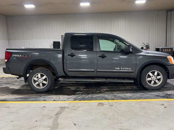 2011-nissan-titan-image-13