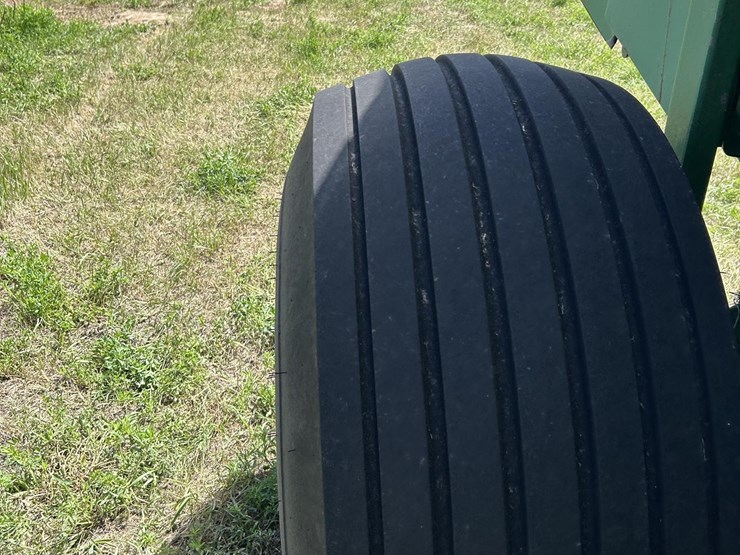 2012-john-deere-568-image-24