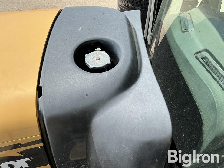 2015-rogator-1300b-self-propelled-dry-spreader-w/airmax-180-image-11