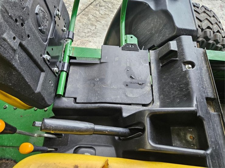 2014-john-deere-gator-image-34