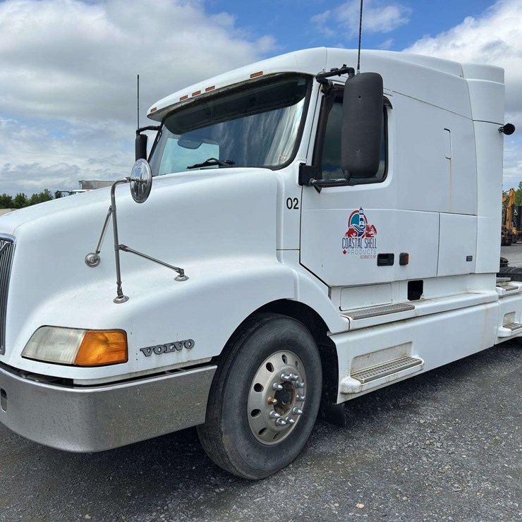 2002 Volvo VNL T/A Truck Tractor with Single Bunk