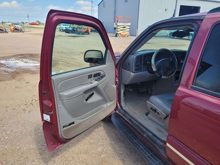 2004-chevrolet-tahoe-image-8