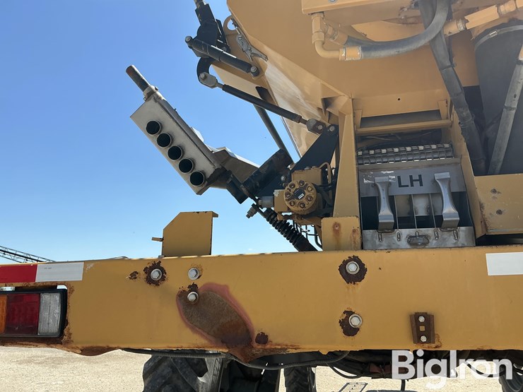2015-rogator-1300b-self-propelled-dry-spreader-w/airmax-180-image-18