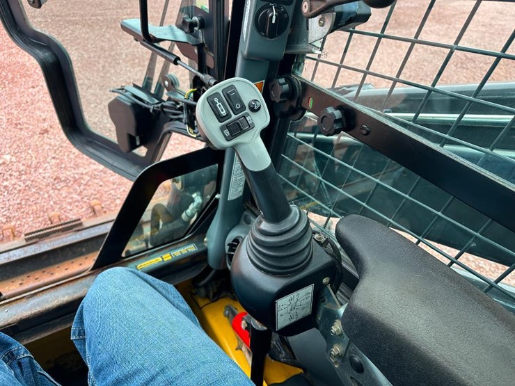 2015-new-holland-c232-image-38