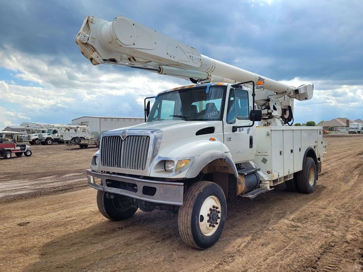 2004-international-7300-bucket-truck-image-1