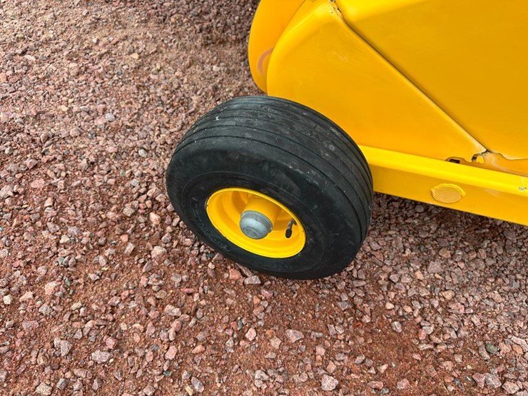 2014-new-holland-330-image-8