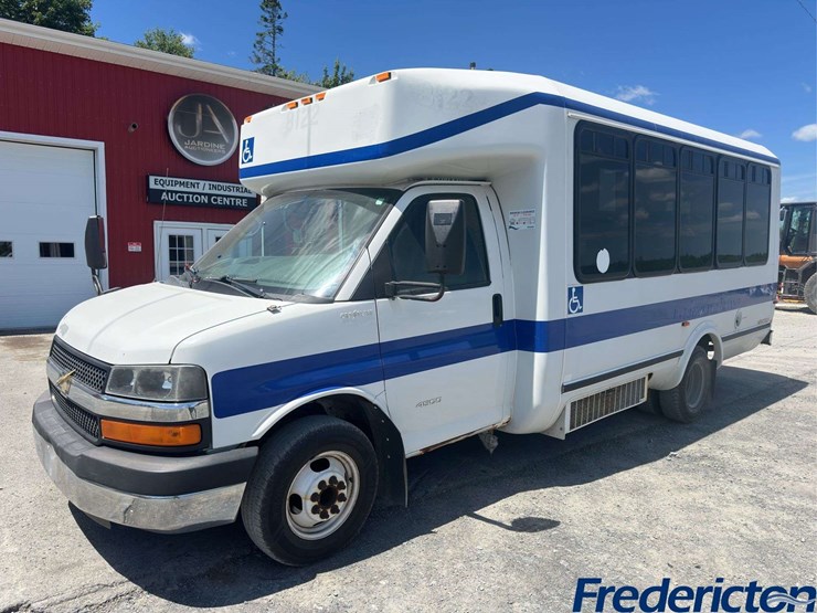 2012-chevrolet-express-4500-image-1