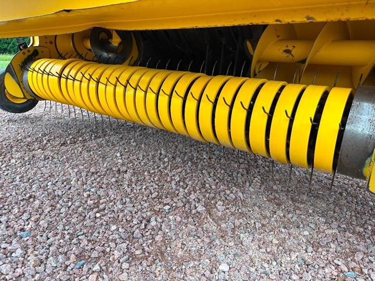 2014-new-holland-330-image-48