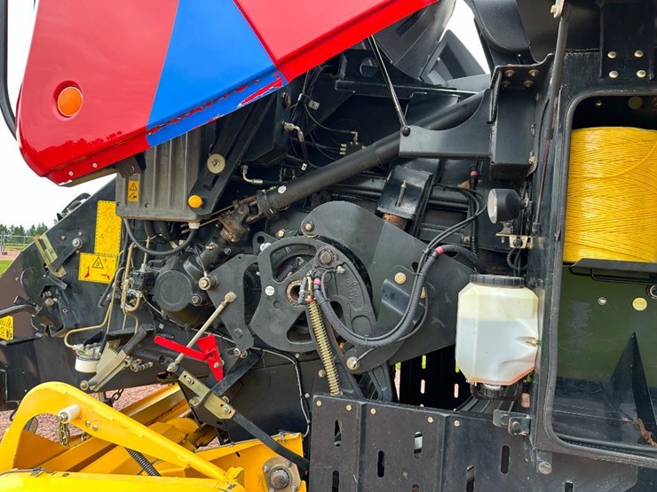 2014-new-holland-330-image-40