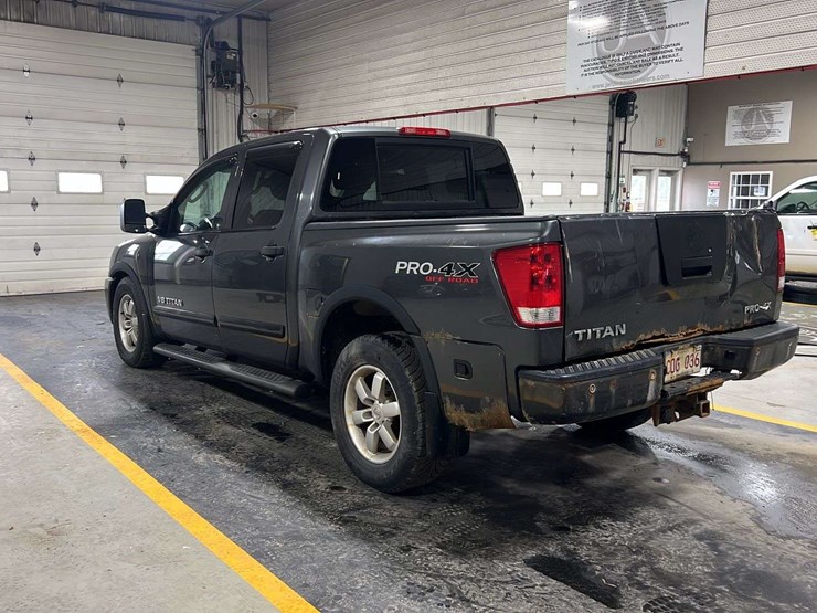 2011-nissan-titan-image-10