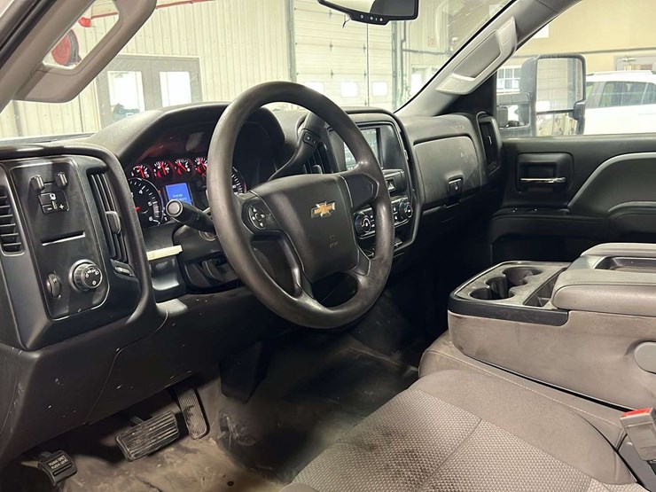 2018-chevrolet-silverado-2500hd-image-17