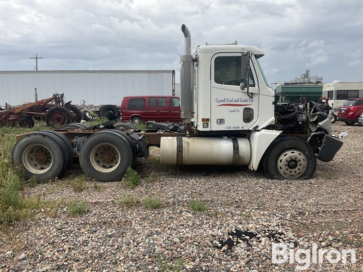 2001-freightliner-columbia-120-image-4