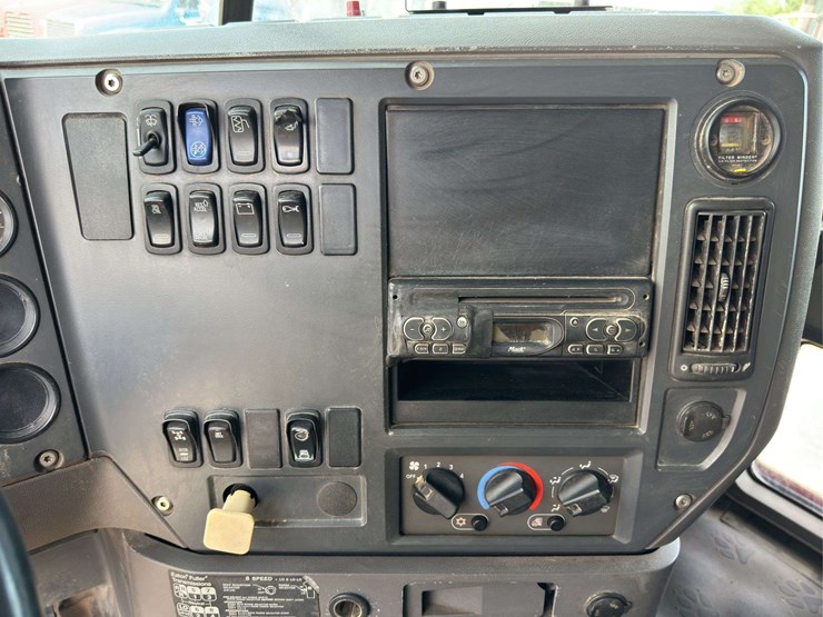 2009-mack-granite-gu813-image-18