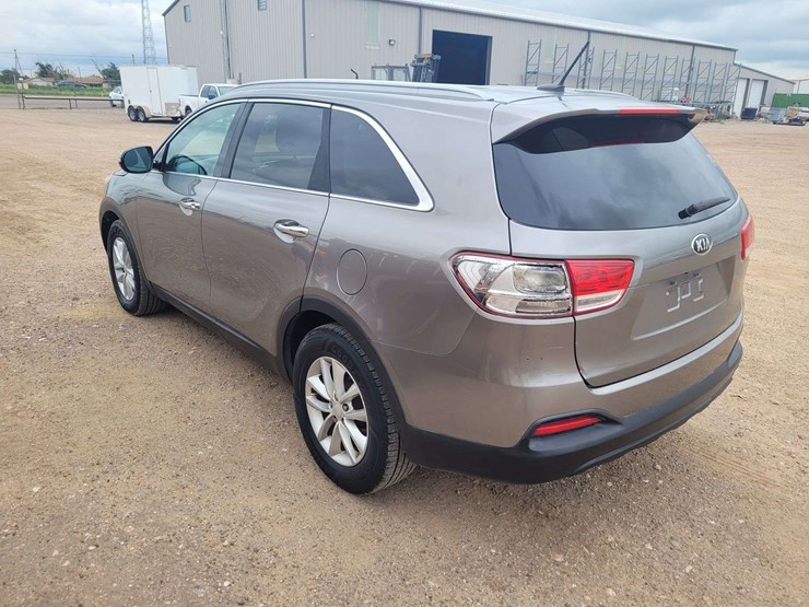 2017-kia-sorento-lx-image-4