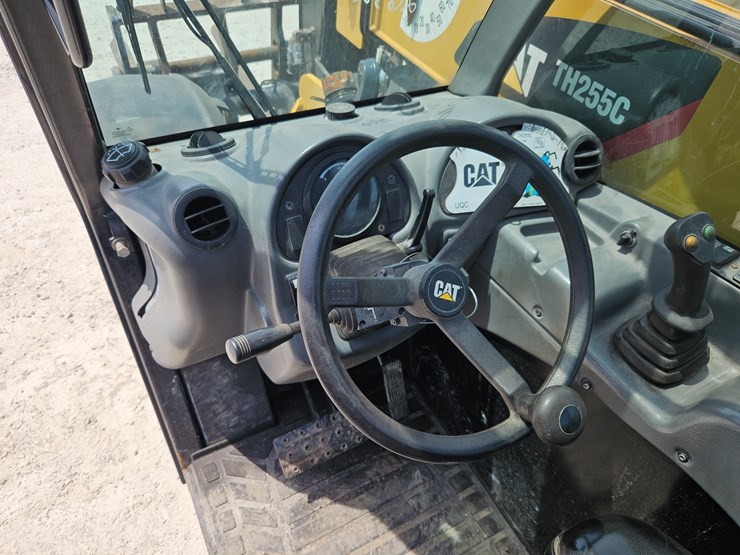 2019-caterpillar-th255c-image-8