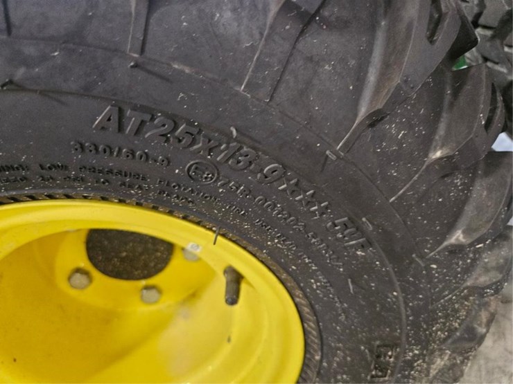 2014-john-deere-gator-image-39