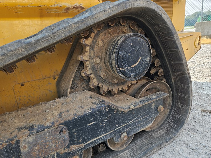 2018-deere-323e-image-15