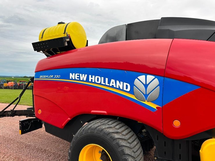 2014-new-holland-330-image-11