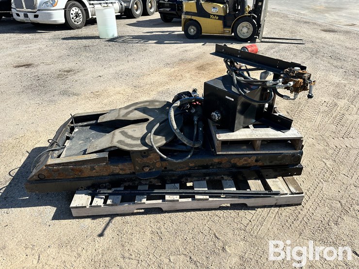 holland-5th-wheel-hydraulic-lift-image-4