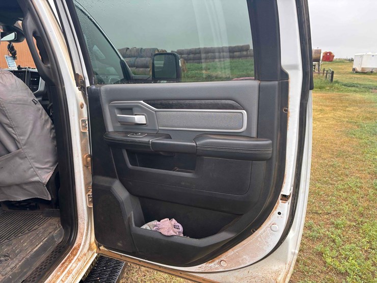 2023-ram-3500-pickup-image-14