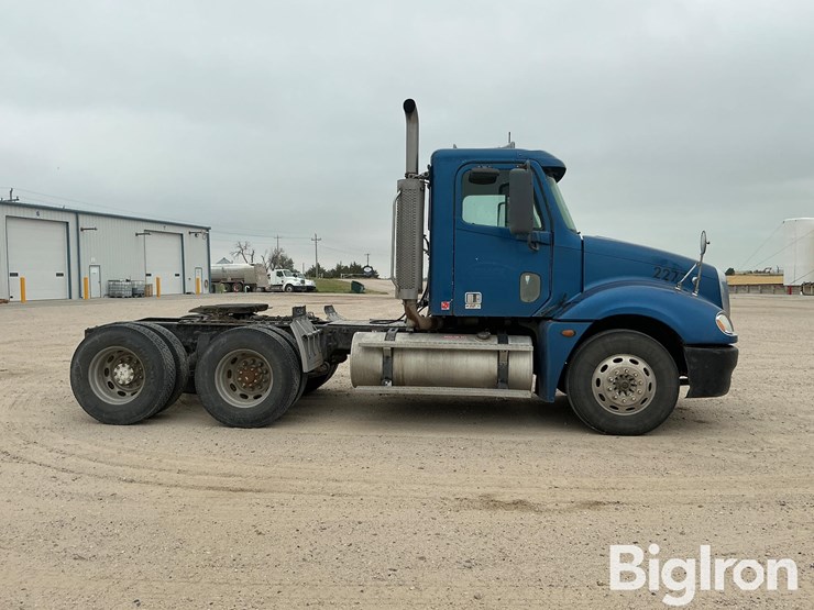 2005-freightliner-columbia-120-image-4