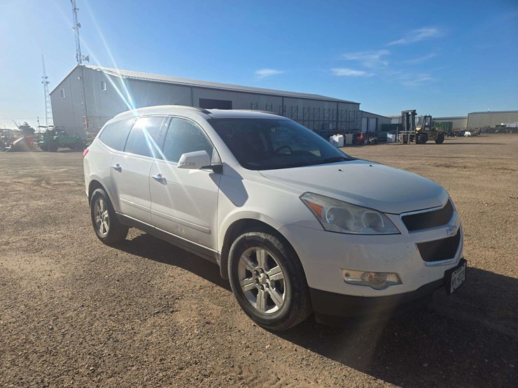 2012-chevrolet-traverse-image-2