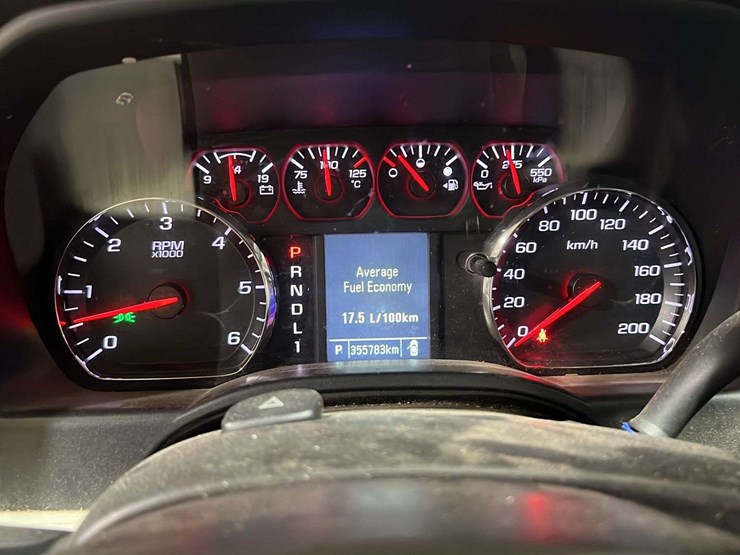 2018-chevrolet-silverado-2500hd-image-16