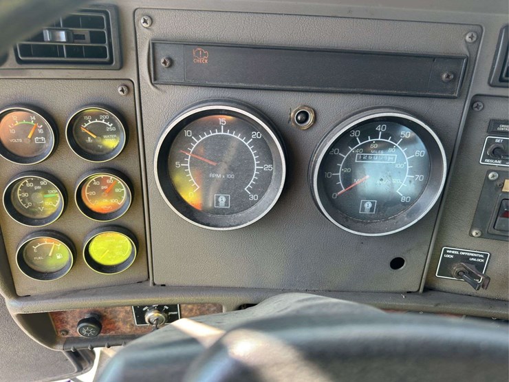 2006-kenworth-t300-image-23