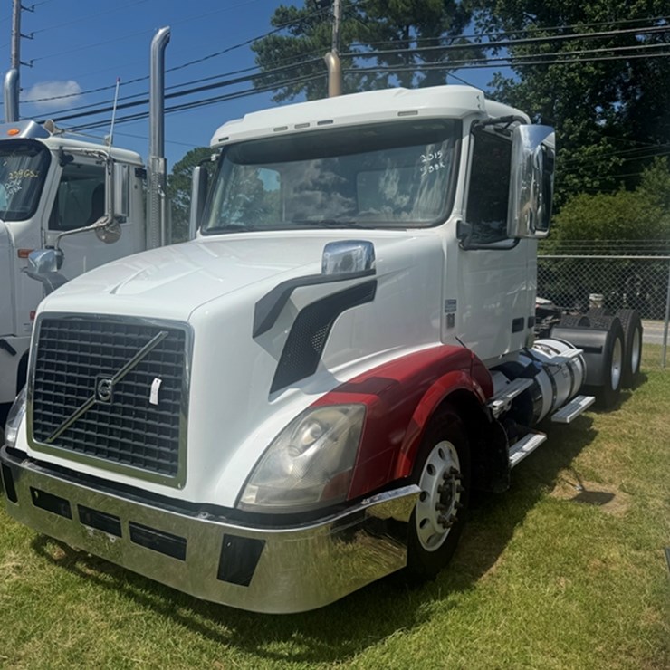 2015 VOLVO VNL64T - D13 WITH 405 HP - 10-SP 588,720 MILES SHOWING - 4V4NC9EG7FN933949