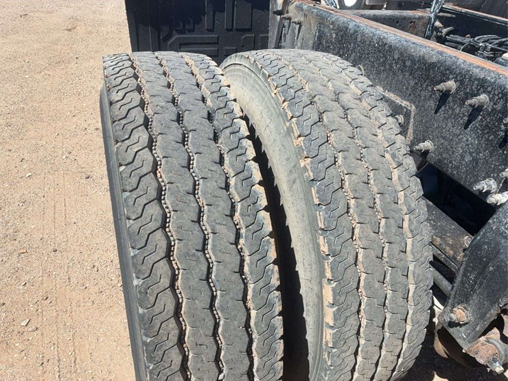 2016-peterbilt-348-image-24