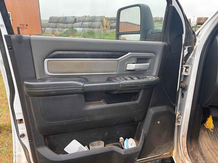 2023-ram-3500-pickup-image-18