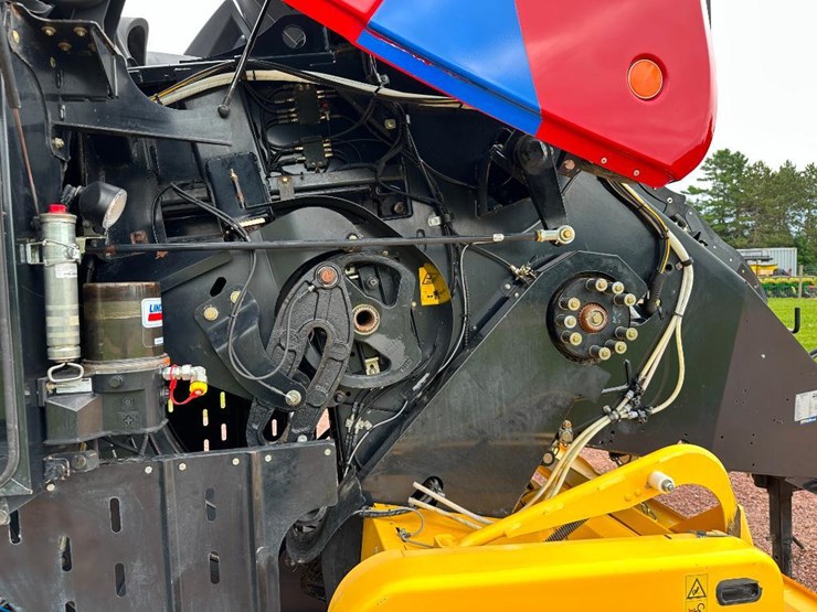 2014-new-holland-330-image-38